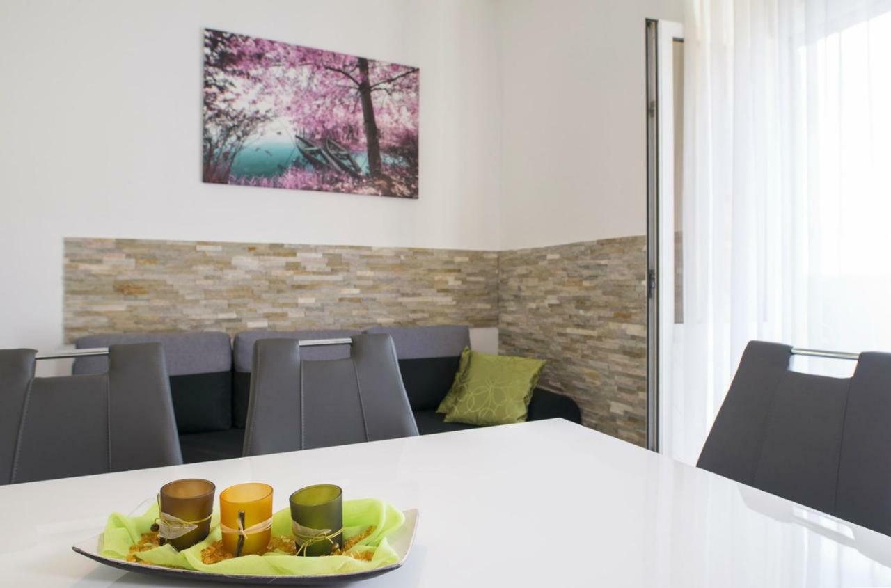 Apartment Stefania On The Beach Koromacno Exterior photo