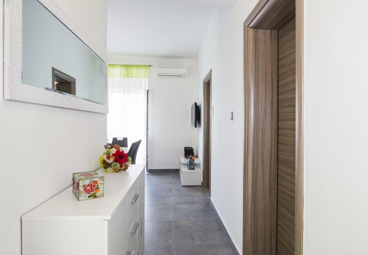 Apartment Stefania On The Beach Koromacno Exterior photo
